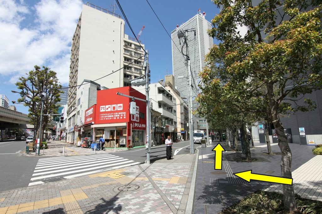 正面にダイハル池袋店 (真っ赤な建物) が見えてきたら横断歩道を渡らずに、右に曲がります