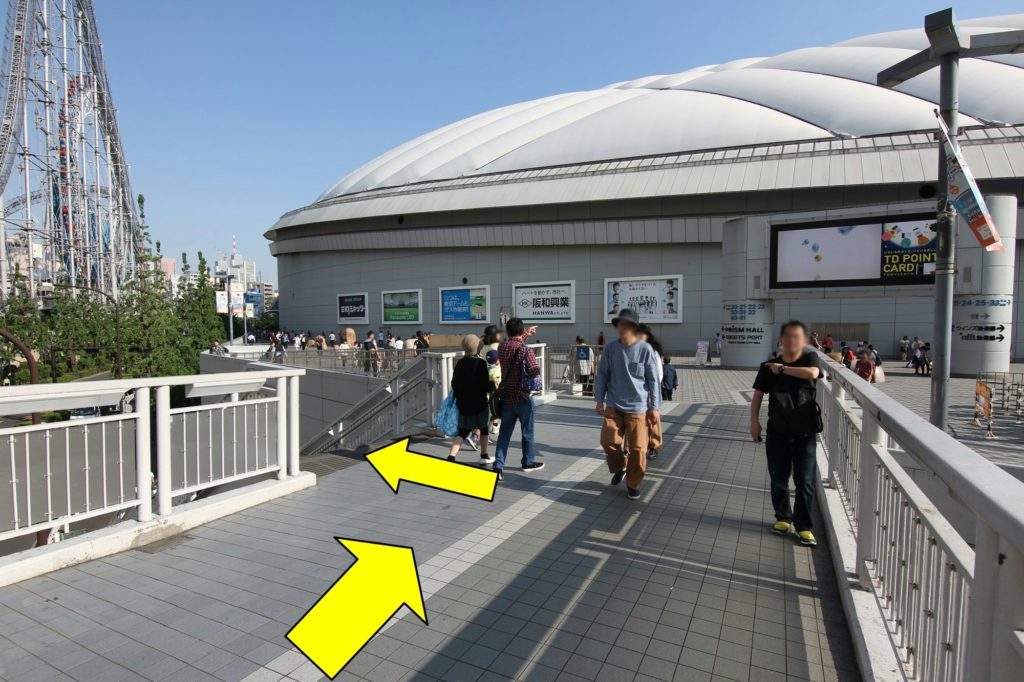 東京ドームが正面に見えますが、そちらには向かわずに、手前の階段を左に降ります