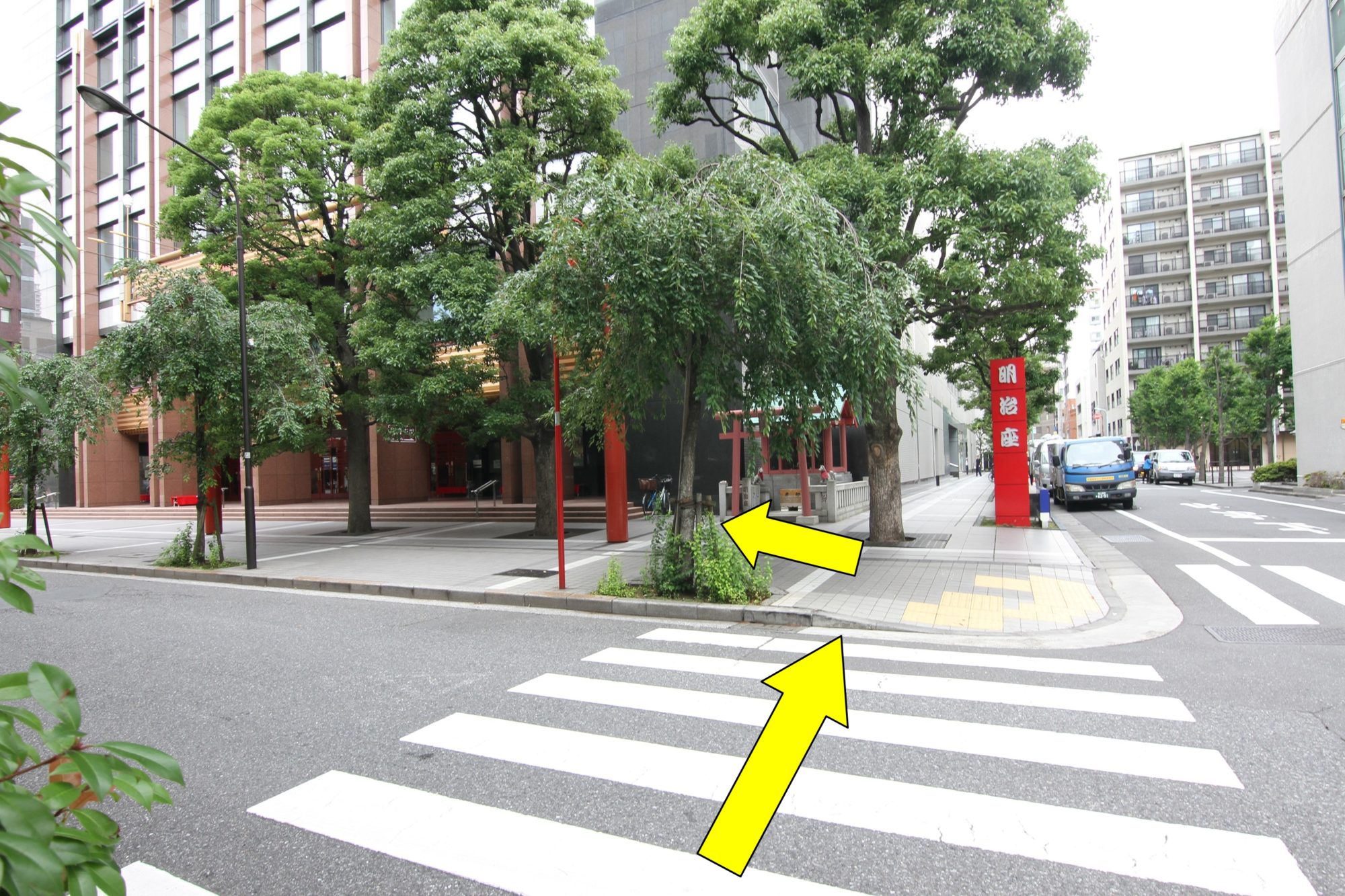 「明治座」の赤い柱のある方へ更に横断歩道を渡り、今度は左に曲がります