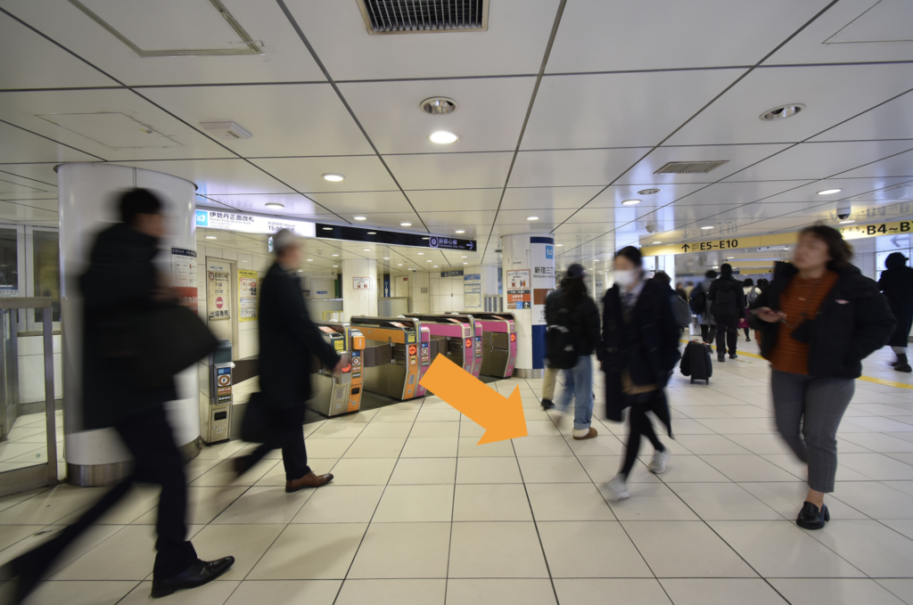 副都心線新宿三丁目駅・伊勢丹正面改札から徒歩12分ほどです