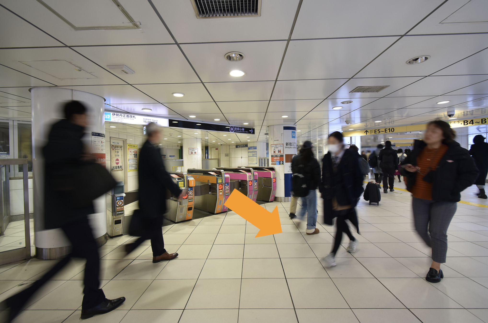 副都心線新宿三丁目駅・伊勢丹正面改札から徒歩11分ほどです