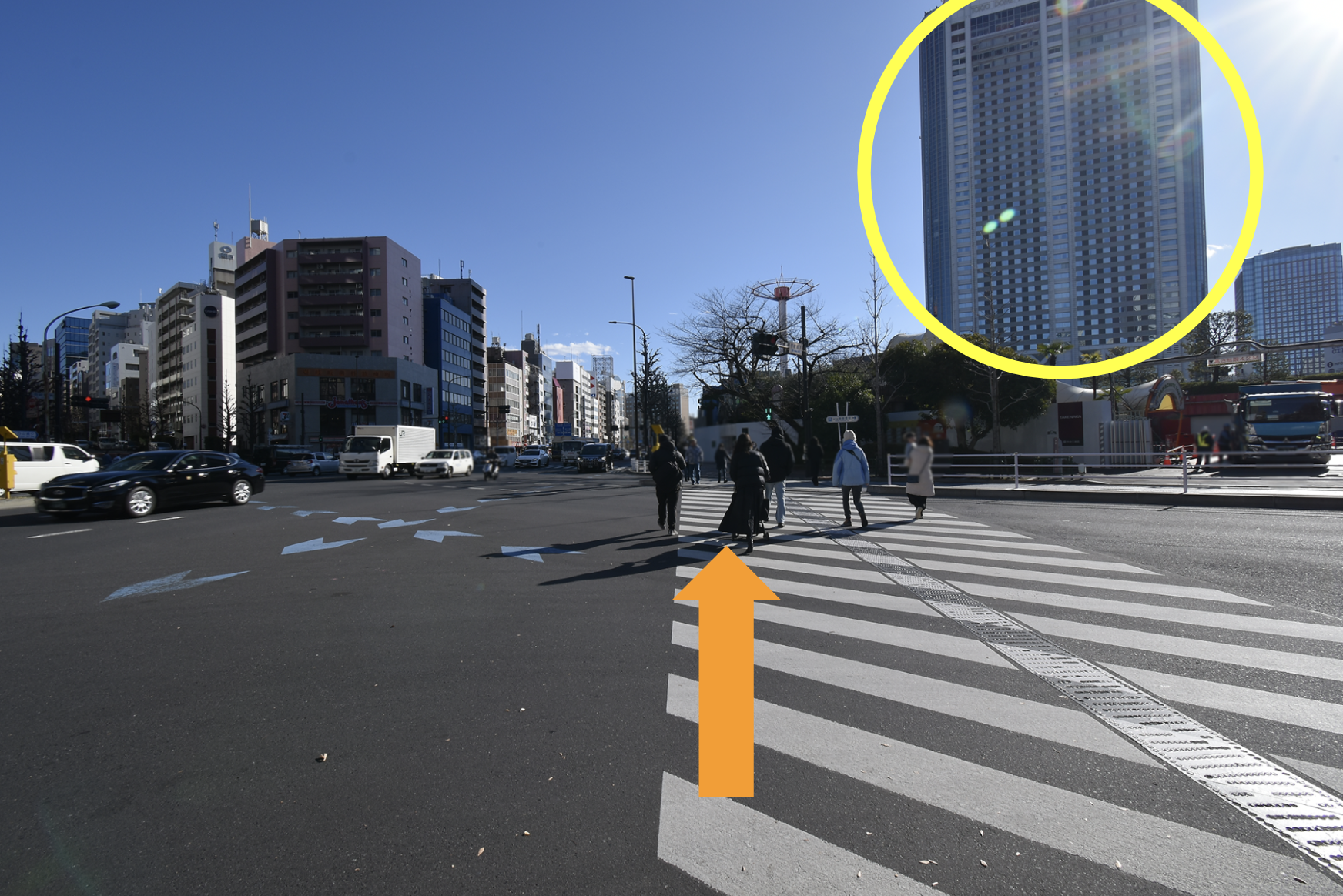 横断歩道を渡りまっすぐ向かいます。東京ドームホテルの裏側に目的地があります