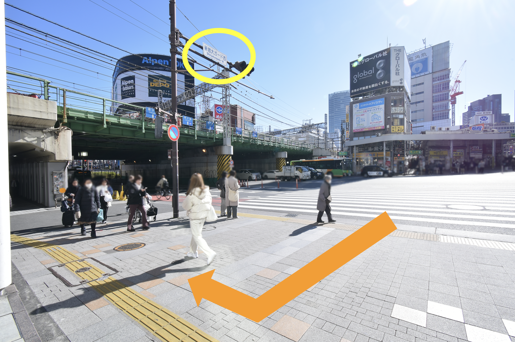 横断歩道を渡り新宿大ガード西のガード下をくぐります