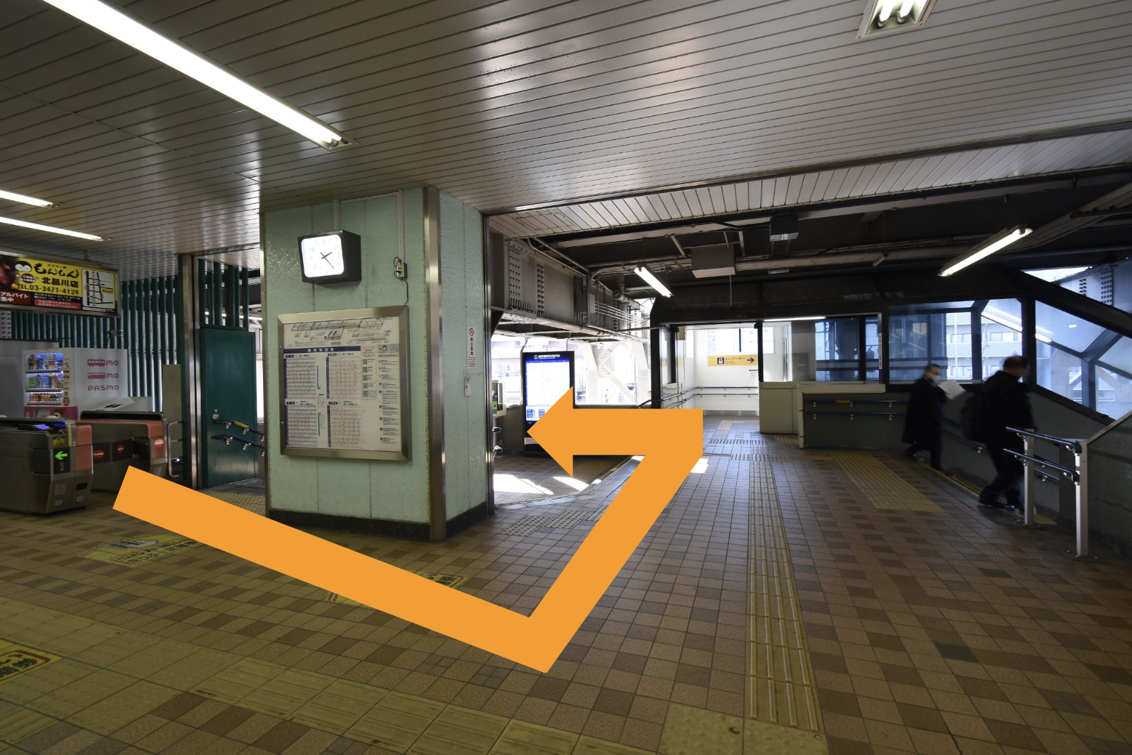 京急 新馬場駅北口の改札口を出ると二手に分かれますが左側の階段を降ります