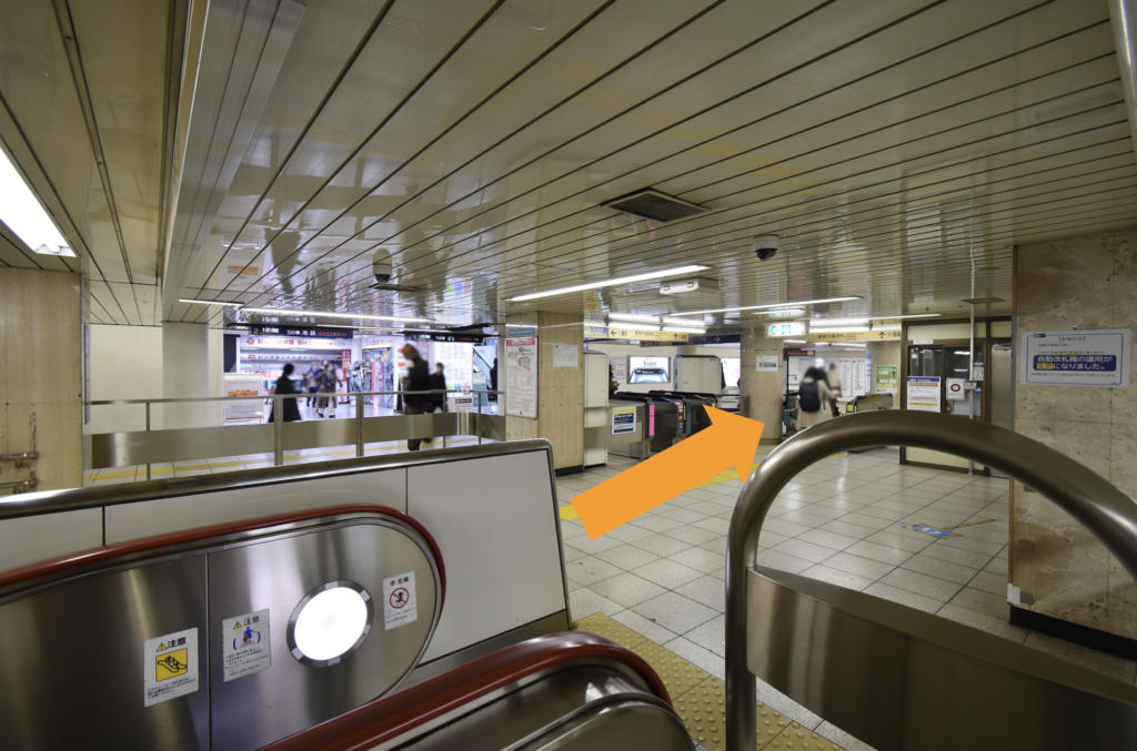 丸の内線新宿三丁目駅から向かう方はここ（新宿方面改札口）から合流します