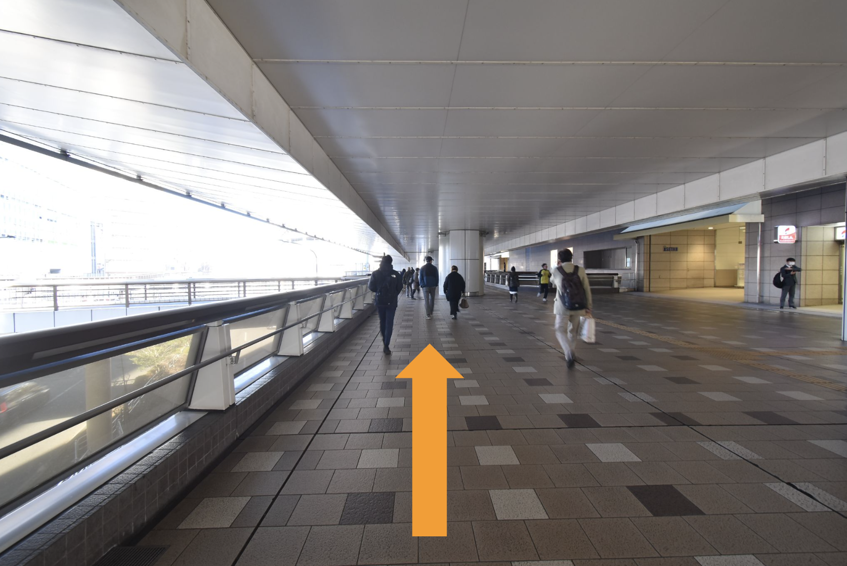 モノレール「立川北」駅のガード下をまっすぐ進みます。ここから目的地までは一直線です