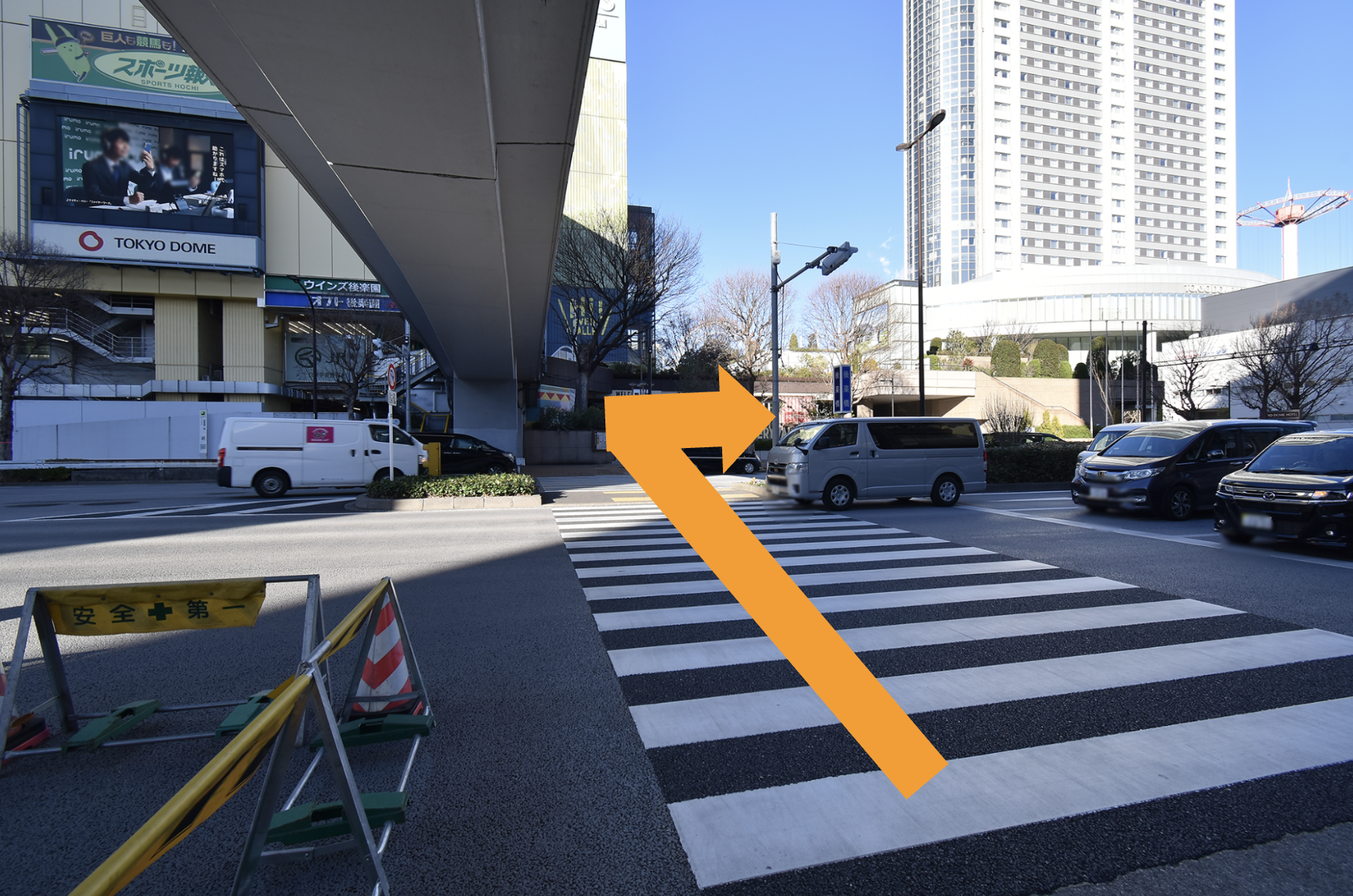 横断歩道を渡り右へ向かいます