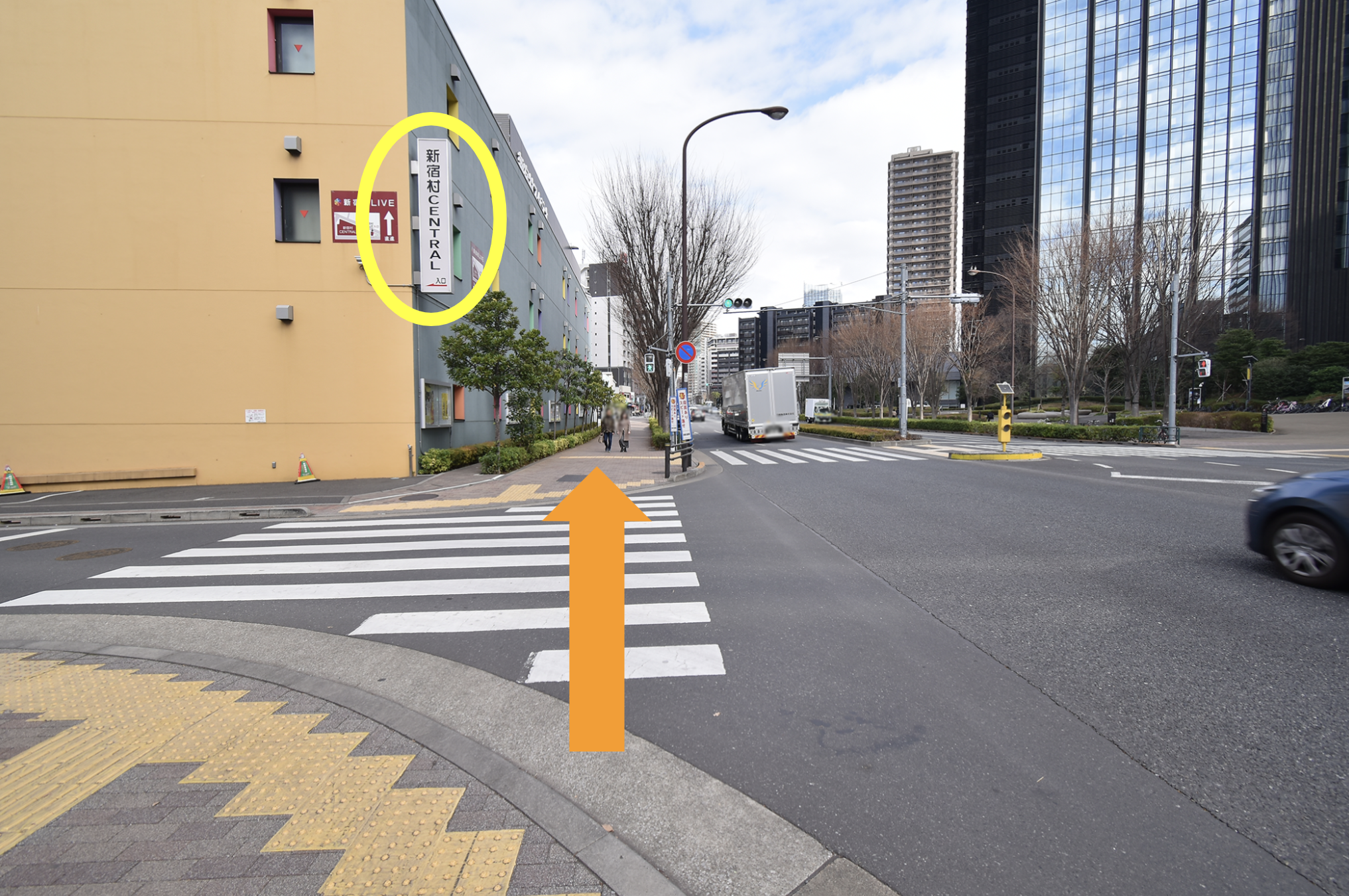 横断歩道を渡ります。「新宿村CENTRAL」の奥に目的地があります