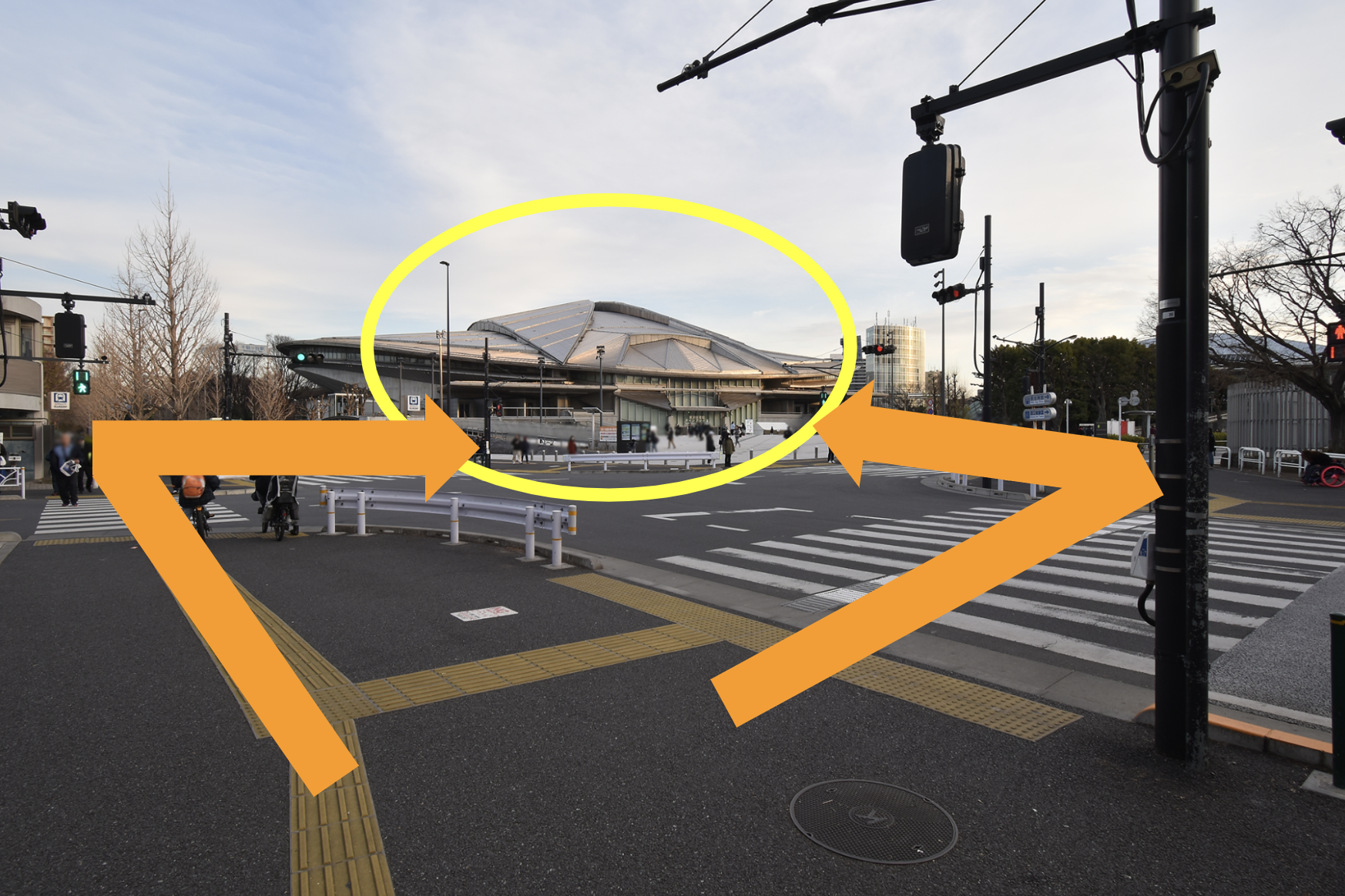 どちらからでも構いませんので、正面の東京体育館のところまで横断歩道を渡ります
