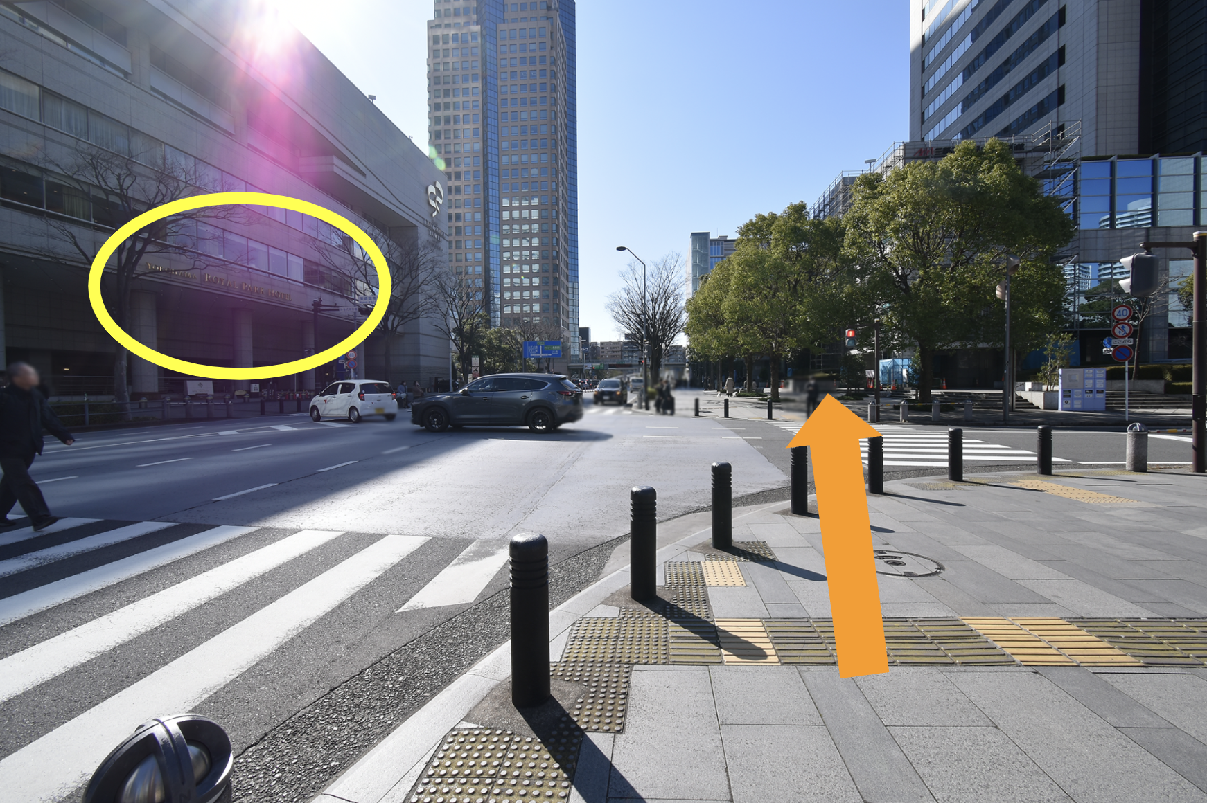 横断歩道を渡り横浜ロイヤルパークホテルを通過。次の交差点を目指します