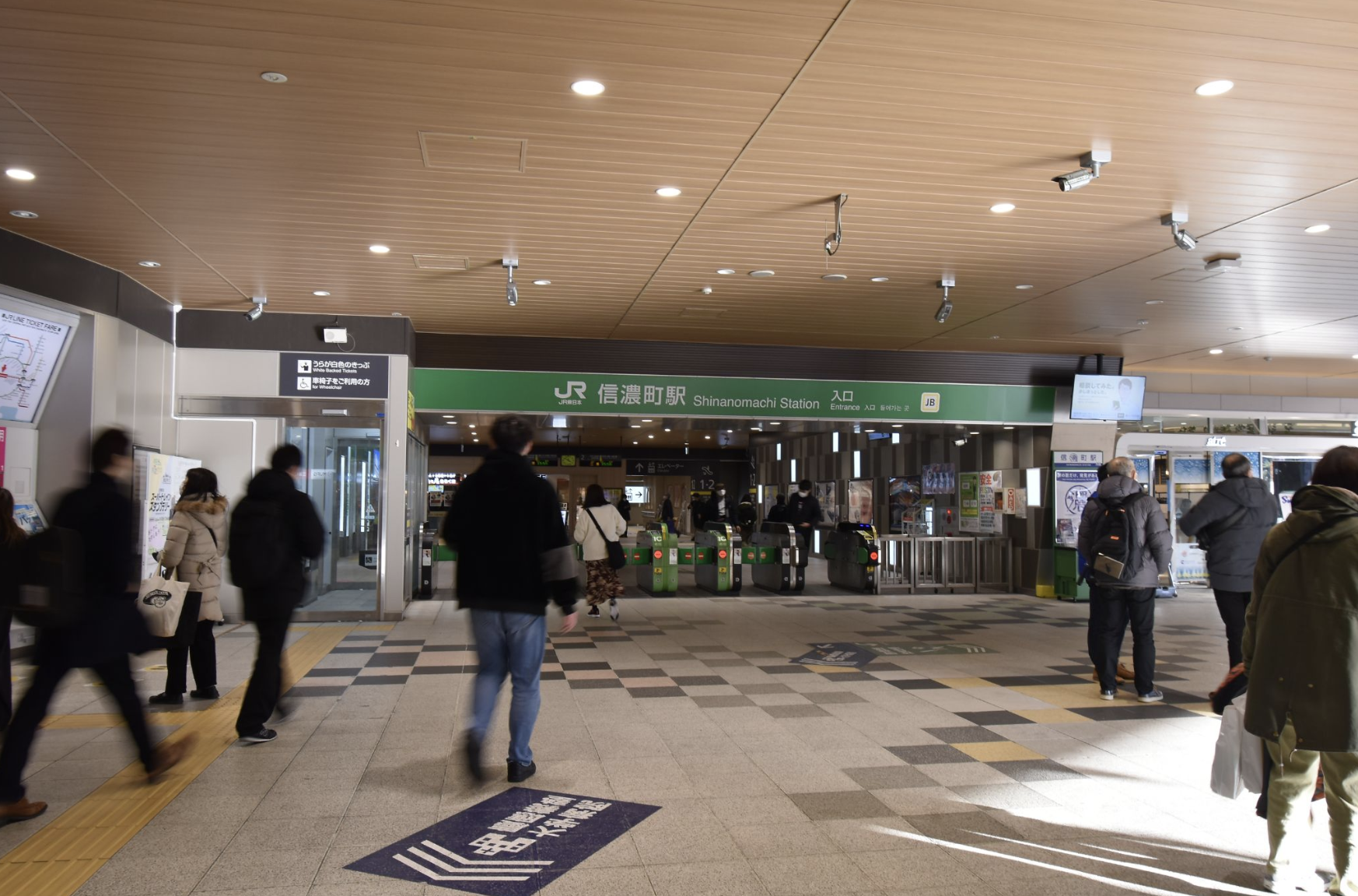 信濃町駅は改札口が一つです。ここから徒歩14分ほどです